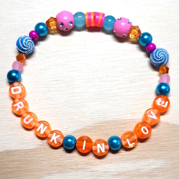 "Track 17!" Taylor Swift Friendship Bracelet - Picture 4 of 4